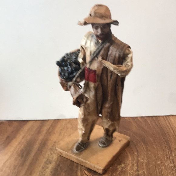 Handcrafted paper mache Costa Rican farmer bringing home days crop - Picture 7 of 12